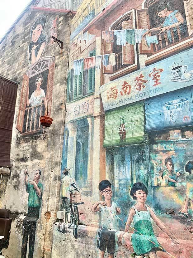 クワイ・チャイ・ホンで最も目を引く2.5階の高さの壁画（筆者提供、2022年８月撮影）
