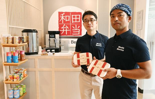 和田弁当を運営する鎌倉食品のチェンＣＥＯ（左）と及川シェフ＝10月、数碼港（ＮＮＡ撮影）