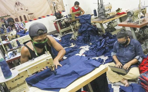 縫製工場で作業をする人々（アンタラ通信）