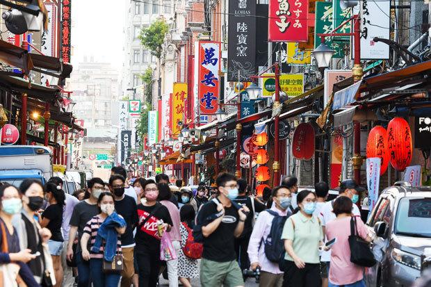 大勢の買い物客でにぎわう台北市の迪化街。外国人旅行者とみられる人の姿はまばらだった＝11月中旬（ＮＮＡ撮影）