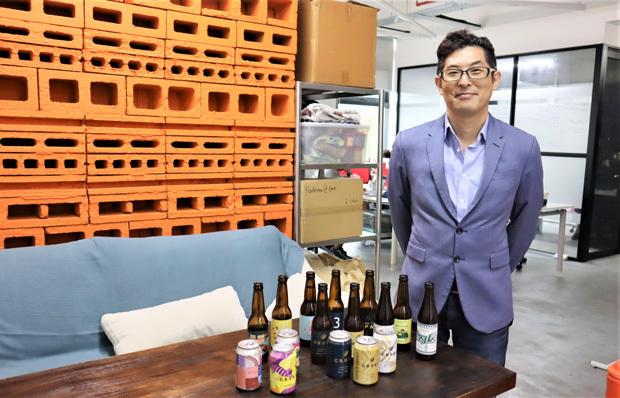 クラスト・グループのアップサイクルビールを紹介する事業開発部長の平野宏幸氏＝シンガポール中心部の同社メインオフィスにて（ＮＮＡ撮影）