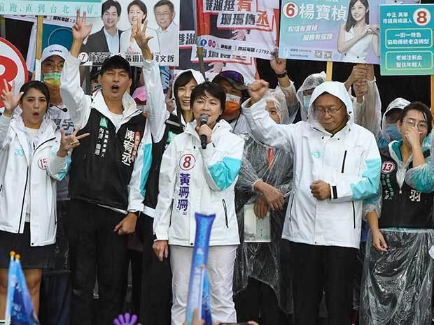 集会で支援を呼びかける黄珊珊氏（中央）＝10月30日、台北（ＮＮＡ撮影）