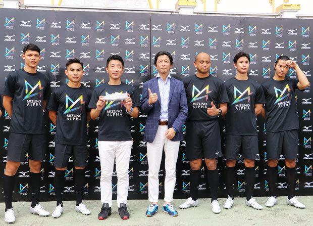 ミズノは18日、タイでサッカー用スパイク「ＡＬＰＨＡ」を発売した＝タイ・バンコク（ＮＮＡ撮影）