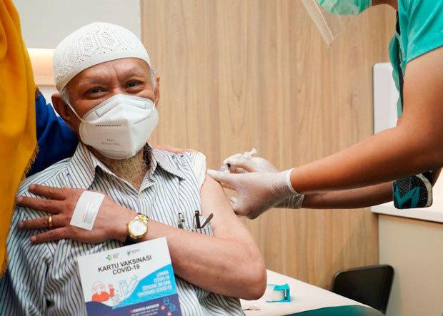 保健省は22日、60歳以上の高齢者への新型コロナウイルスワクチンの４回目接種を認めると発表した（同省提供）
