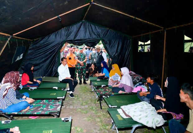 ジョコ大統領は22日、西ジャワ州チアンジュール県の仮設テントを訪れ、被災者を見舞った（内閣官房提供）