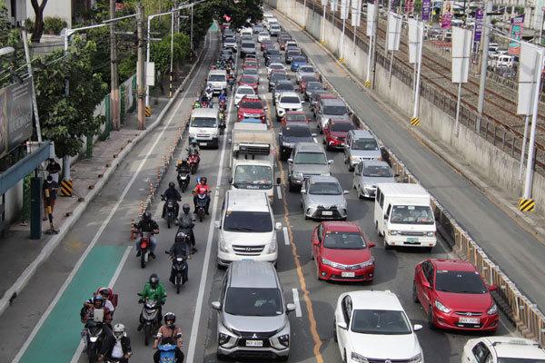 政府は電気自動車の本格的な普及を目指す＝８月、マニラ首都圏（ＮＮＡ撮影）