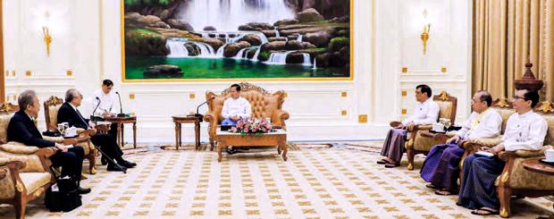 渡辺秀央氏（左から２番目）とソーウィン国軍副司令官（中央）が会談した＝25日、ミャンマー・ネピドー（グローバル・ニュー・ライト・オブ・ミャンマー）