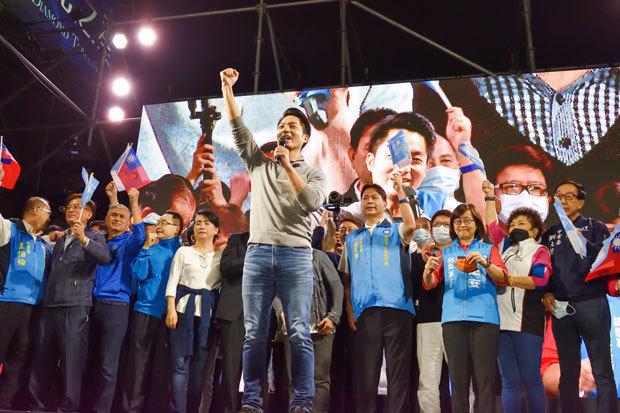 台北市長選は国民党から出馬した蒋万安氏（中央）が当選した。蒋氏は史上最年少の台北市長となる＝26日、台北（ＮＮＡ撮影）