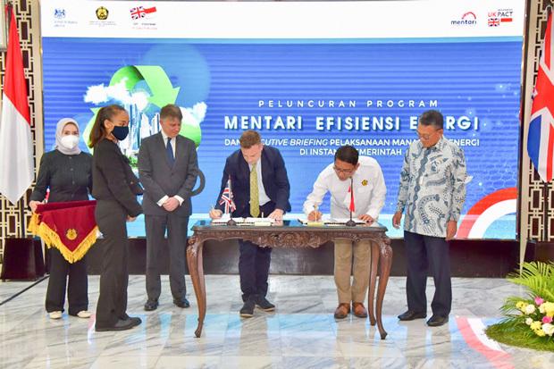 アリフィン・エネ鉱相（右端）と英国のオーウェン・ジェンキンス駐インドネシア・東ティモール大使（同４人目）の立ち会いの下、インドネシアの温室効果ガス排出削減目標の達成を目指すプログラムに関する文書への署名が行われた（エネ・鉱省提供）
