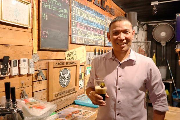 ウィチットさんは平日はＩＴ企業の社員として働きながら、週末にクラフトビール「チットビール」の製造を手がける＝11月15日、タイ・ノンタブリ県（ＮＮＡ撮影）