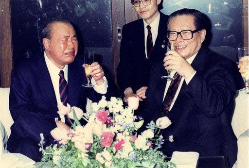 1992年４月、田中角栄元首相（左）と乾杯する中国の江沢民総書記（肩書は当時）＝東京・目白台の田中邸（共同）