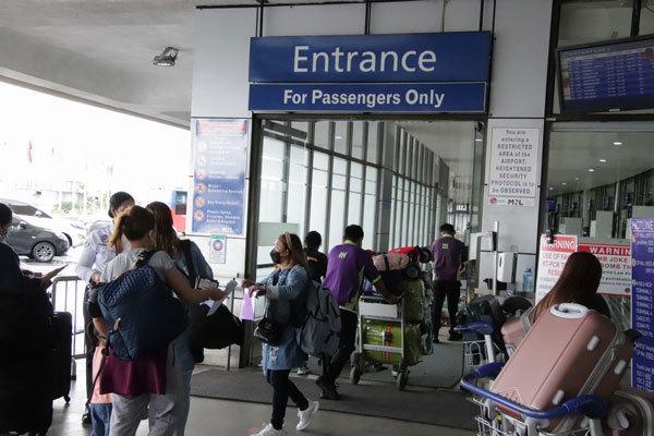 第１ターミナルは搭乗者のみが建物内に入ることができる＝９月、ニノイ・アキノ国際空港（ＮＮＡ撮影）