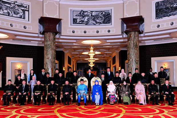 アブドラ国王夫妻（前列中央）とアンワル首相（前列左から５人目）、新たに任命された閣僚ら。クアラルンプールの王宮で３日、閣僚の宣誓式が開かれた（アンワル首相のツイッターより）