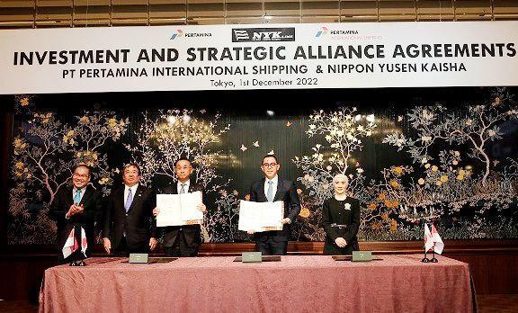ＰＩＳへの出資に関する契約の調印式に出席した、日本郵船の長澤仁志社長（左から２人目）やプルタミナのニック社長（右端）ら関係者（日本郵船提供）