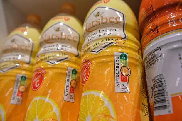 シンガポールのスーパーの棚に、12月30日から導入される飲料ラベルの新規制に対応した商品が並び始めた（ST PHOTO: MARK CHEONG）