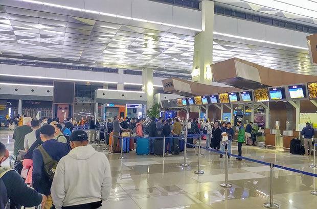スカルノ・ハッタ国際空港の国際線出発カウンターに並ぶ人たち＝11月、バンテン州（ＮＮＡ撮影）