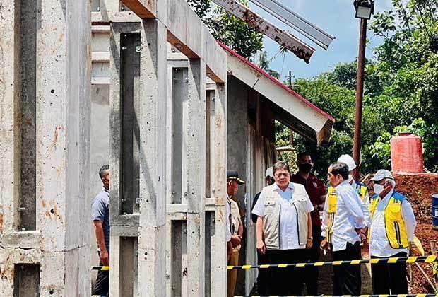 ジョコ大統領（前列右から２人目）らは５日、チアンジュール地震の被災者向けの耐震住宅の建設状況を視察した（内閣官房提供）