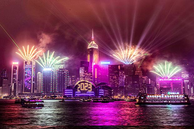 巨大時計のカウントダウンと高層ビルから上がる花火で、新年を盛大に祝う（香港政府観光局提供）