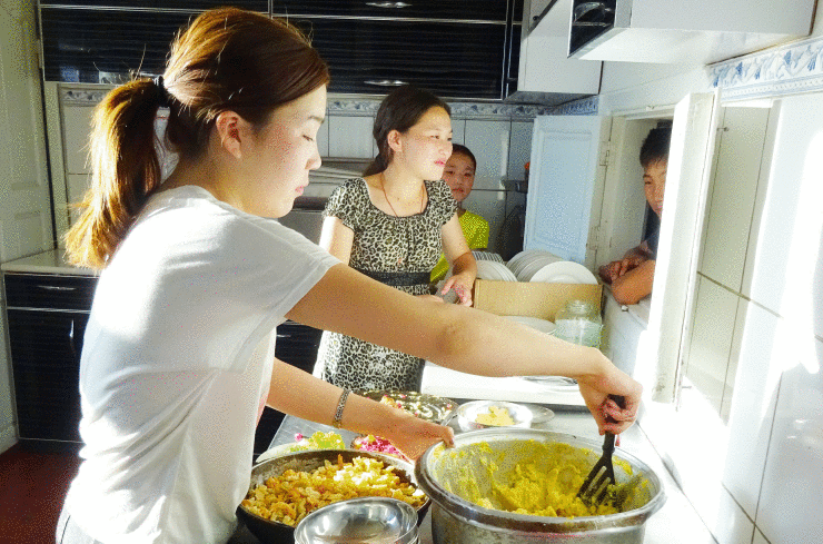 自分たちで料理を作る児童養護施設の子供たち（NNA撮影）