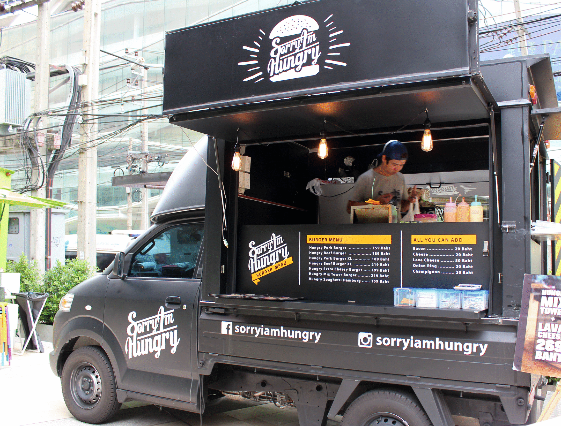 ハンバーガーを売るタイの「ソーリー・アイム・ハングリー」。もともとバンコク市内に実店舗があったが、今年4月からフードトラックも展開している