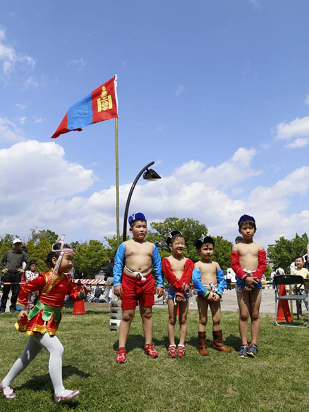 昨年のハワリンバヤルのテーマは「モンゴル発展のカギ、子ども・教育・志」だった。これに合わせ、モンゴル相撲「ブフ」などで競い合う「ナーダム」（伝統競技が行われるモンゴルの祭典）が子ども向けに開催された。好評だったため今年も行われる予定だ。（写真は全てハワリンバヤル2017実行委員会提供）