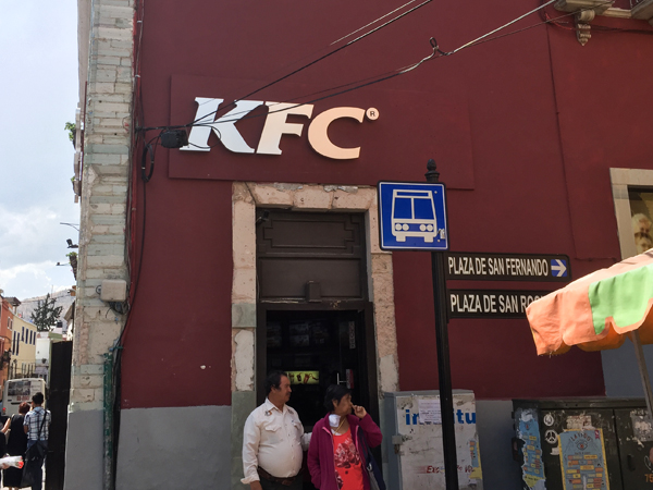 グアナフアト市内のケンタッキー・フライドチキン。飲食などのチェーン店は米国系が目立つ