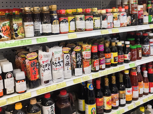 日系企業が多く進出するグアナフアト州の輸入食材店。日本の調味料などが並ぶ
