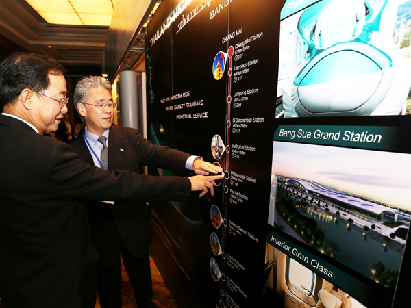 新幹線計画の説明を受けるタイのアーコム運輸相（左）＝11月17日、バンコク（ＮＮＡ撮影）