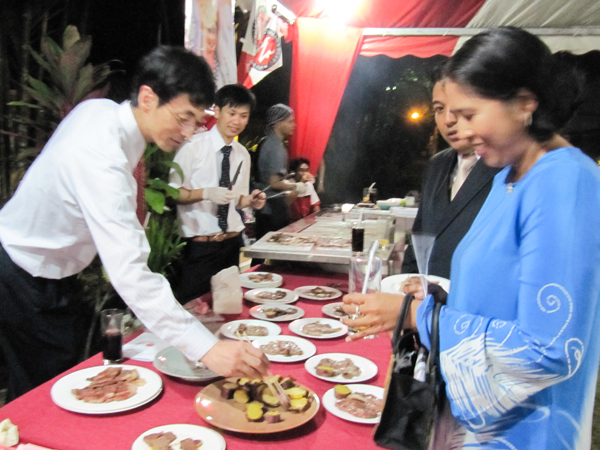 輸入解禁を控えた７月、イベント会場で提供されたハラル認証の日本産和牛を試食するムスリムの女性（右）＝クアラルンプール（ＮＮＡ撮影）