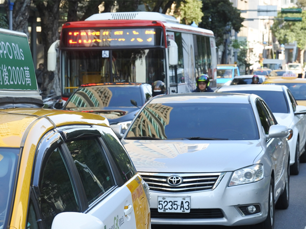 都市部の幹線道路は渋滞が頻発し、大気汚染の元凶になっている＝台北（ＮＮＡ撮影）