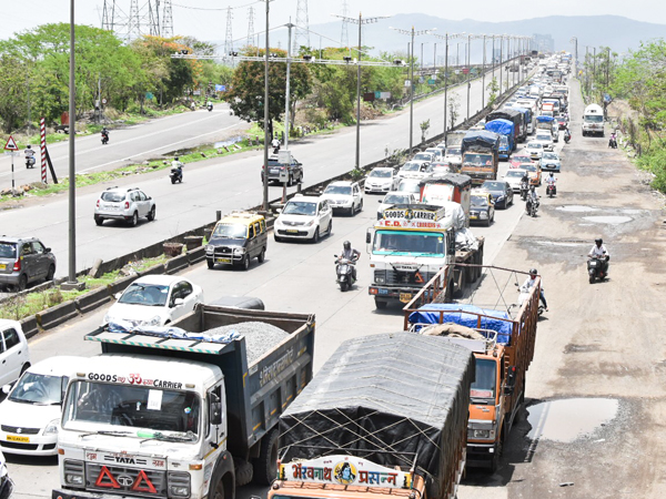 西部マハラシュトラ州の幹線道路。トラック輸送はインドの物流全体の60％を占めるといわれる（ＮＮＡ撮影）