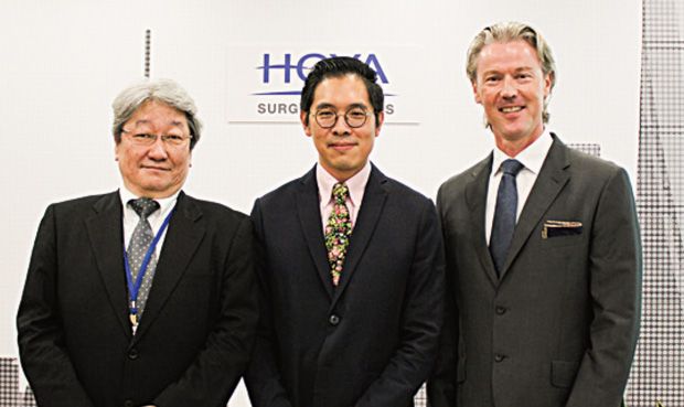 開所式には（左から）HOYAの鈴木CEO、経済開発庁のチュン氏、HOYAサージカルオプティクスのラッセンCEOらが参列＝1月16日、シンガポール中部（NNA撮影）