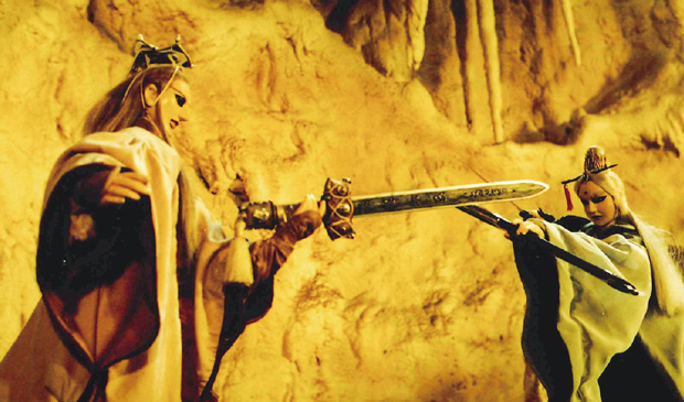 「霹靂布袋劇」シリーズの映画『聖石傳説』の一コマ。霹靂布袋劇は30年にわたり70シリーズ以上、2,200話超を重ねる大長編連続ドラマ