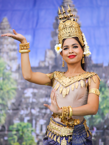 カンボジアの神話に登場する天女をモチーフにした「アプサラの舞」といった古典舞踊のほか、「ココナツ・ダンス」などの民族舞踊も披露
