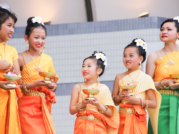 民間非営利団体、在日カンボジアコミュニティ（ＣＣＪ）の文化教室に通う子どもたちも、古典舞踊を披露