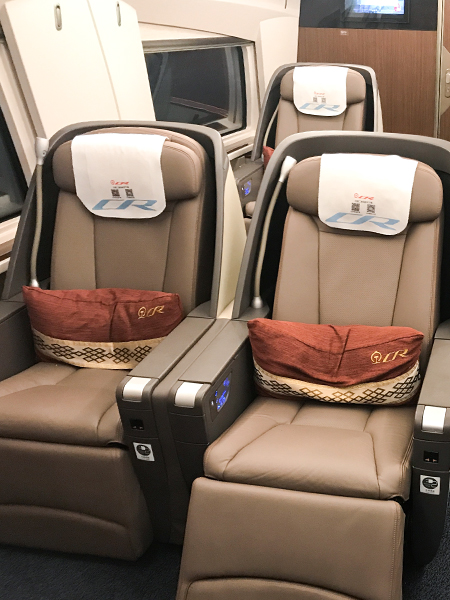 11年7月に設けられた「商務席」は、スイッチひとつでシートが180度フラットに変形できるいわばビジネスクラス的な存在