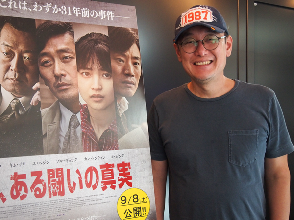 チャン・ジュナン 1970年韓国全羅北道全州市生まれ。成均館大学校卒業。2003年『地球を守れ!』で長編映画監督デビュー。06年に女優のムン・ソリと結婚。7月末、東京の配給会社で行われた取材では、真摯な姿勢で質問に応じてくれた。「このキャップは、妻がスタッフのために作ってくれました(笑)」と愛妻家の一面も(NNA撮影)