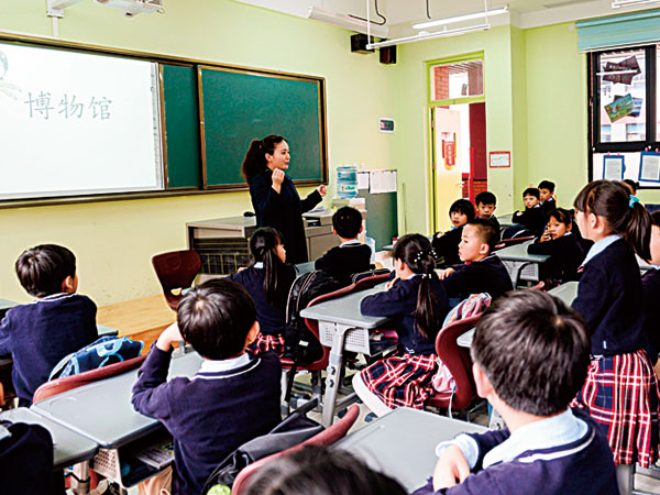 海外の学校では生徒同士の協業作業などを取り入れた授業が増えている（新華社）