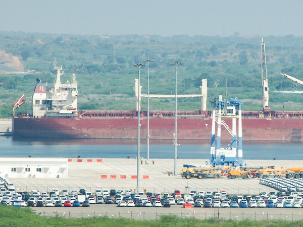 ハンバントータ港は、中国の現代版シルクロード経済圏構想「一帯一路」の象徴的な事業として知られるが、13年に打ち出された同構想よりも前に完成した。今はRORO船やバルク船が寄港する