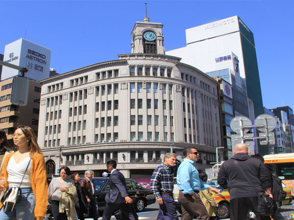 中国人をはじめ多くの外国人旅行者が訪れる東京・銀座（NNA撮影）