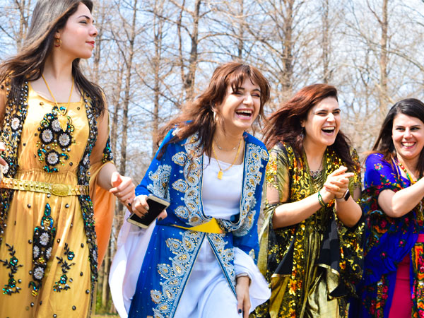 輪になってハライ踊りを楽しむクルド人女性たち（NNA撮影）