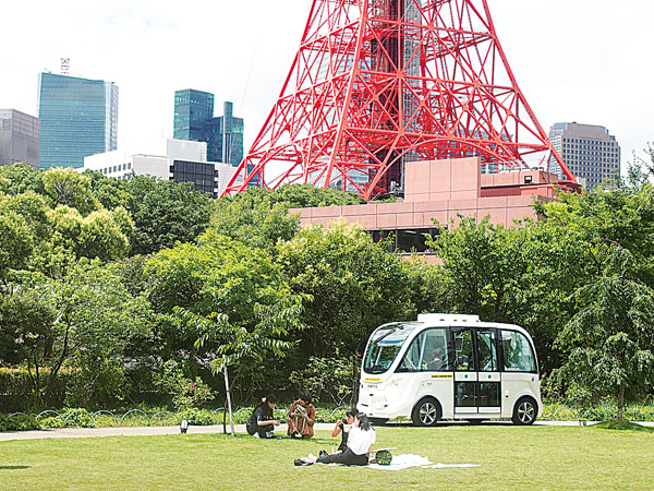 SBドライブが運行管理した仏ナビヤの自動運転バス＝東京・港区
