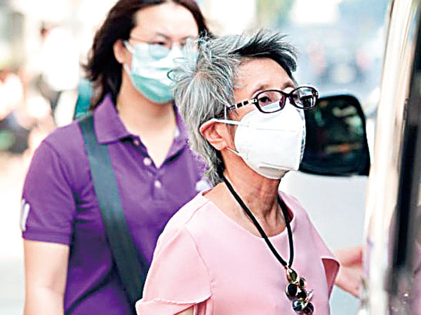 大気汚染悪化でマスクを着用するバンコク市民（ネーション提供）