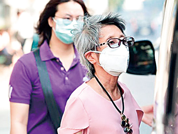 大気汚染悪化でマスクを着用するバンコク市民(ネーション提供)