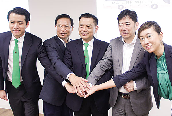 ベトナムでのMaaS事業を発表したWILLERの村瀬茂高代表（右から2人目）。中央は合弁相手のマイリングループのホー・フイ代表（NNA撮影）