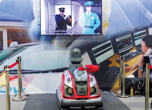 セコムは、「インターポール・ワールド2019」で自律走行型巡回監視ロボットやバーチャル警備システムなどを展示・紹介した=7月3日、シンガポール湾岸部(NNA撮影)
