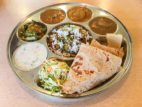 レカで提供されているインドカレーのランチ（セガラン郷子撮影）