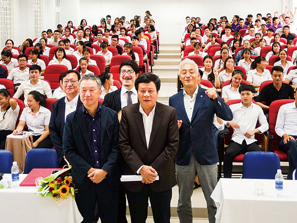 フードビジネス人材育成プログラム「ベトナム カゾク」では2023年までに350人を養成する計画だ＝ベトナム・ダナン、19年9月（モスフードサービス提供）