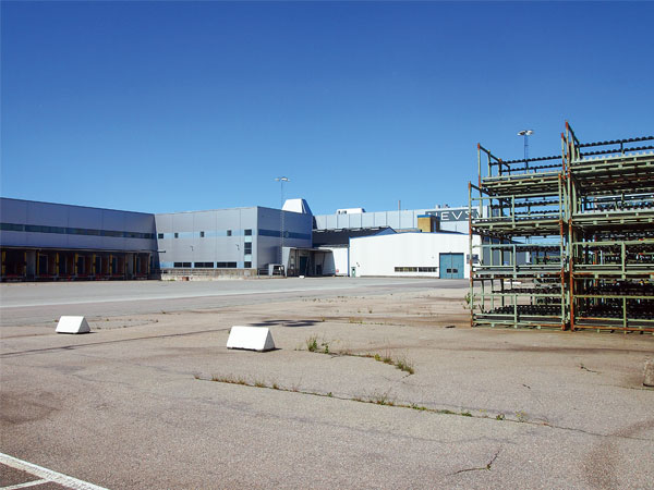 NEVS工場には部品の通い箱が放置されたまま（写真右端）