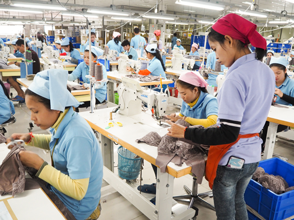 カンボジア、プノンペンの縫製工場で働く人々（ＮＮＡ撮影）